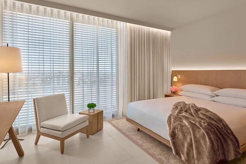 Standard, Guest room, 1 King, City view interior